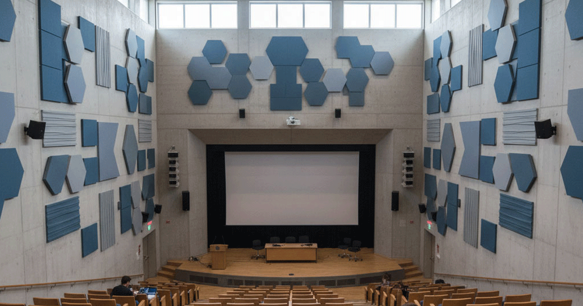 Panneaux acoustiques dans un amphithéatre d'université